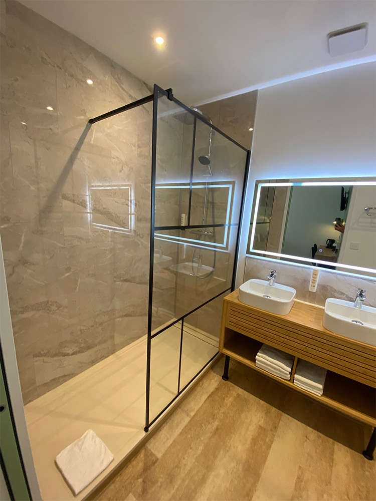 Salle du bain d'une chambre du Nouvel H&ocirc;tel &agrave; Lons de Saunier