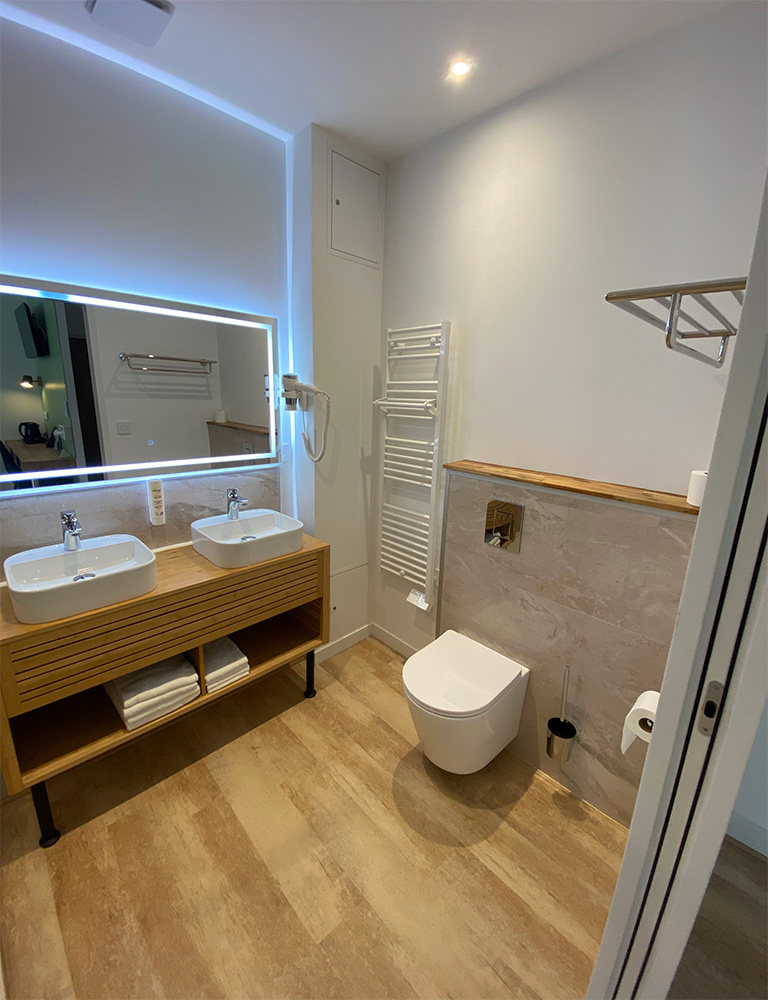 Salle du bains d'une chambre du Nouvel H&ocirc;tel &agrave; Lons de Saunier